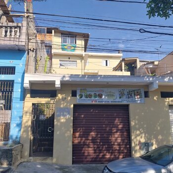  Vende um imovel com duas casas e dois salao comercial