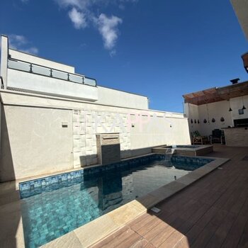 Piscina com hidromassagem